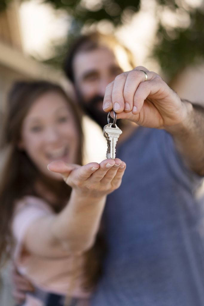 couple-moving-new-house
